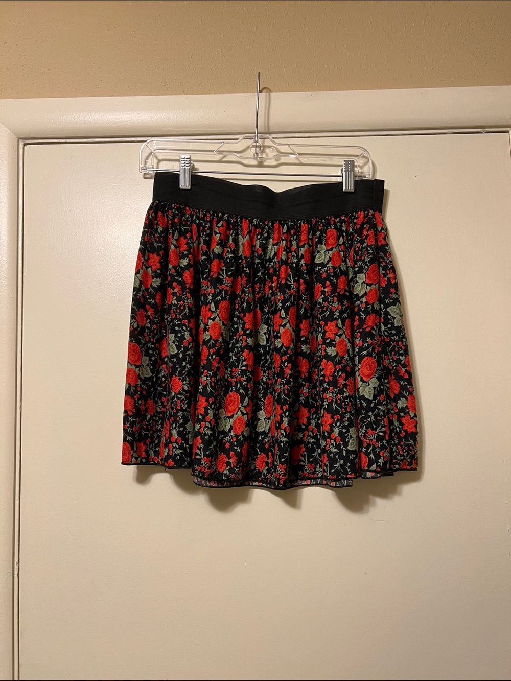 Floral Red and Black Pleated Mini Skirt - Women's M Like New